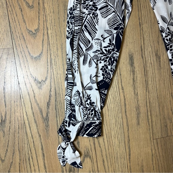Dress Forum Los Angeles Black and White Floral Tie-Up Split Leg Jumpsuit Size S - Picture 5 of 12